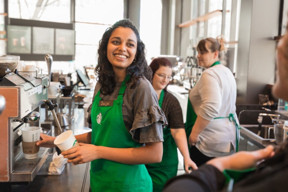 Бариста в кофейне Starbucks