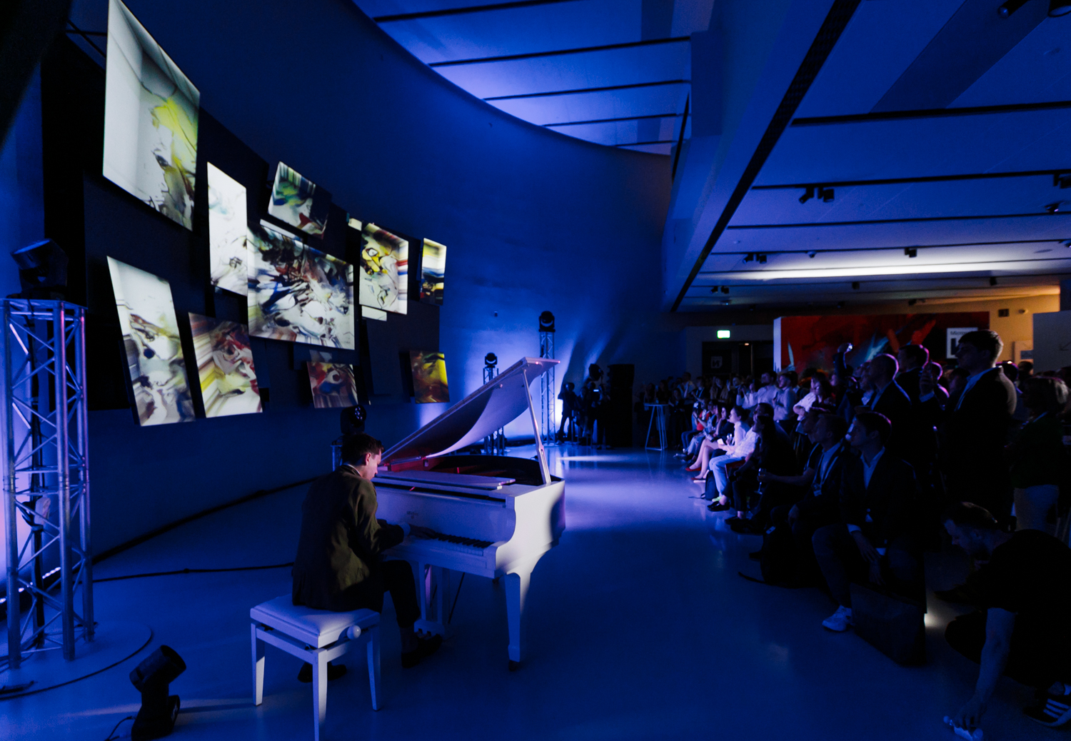 Гости на перформансе «НейроКандинский»