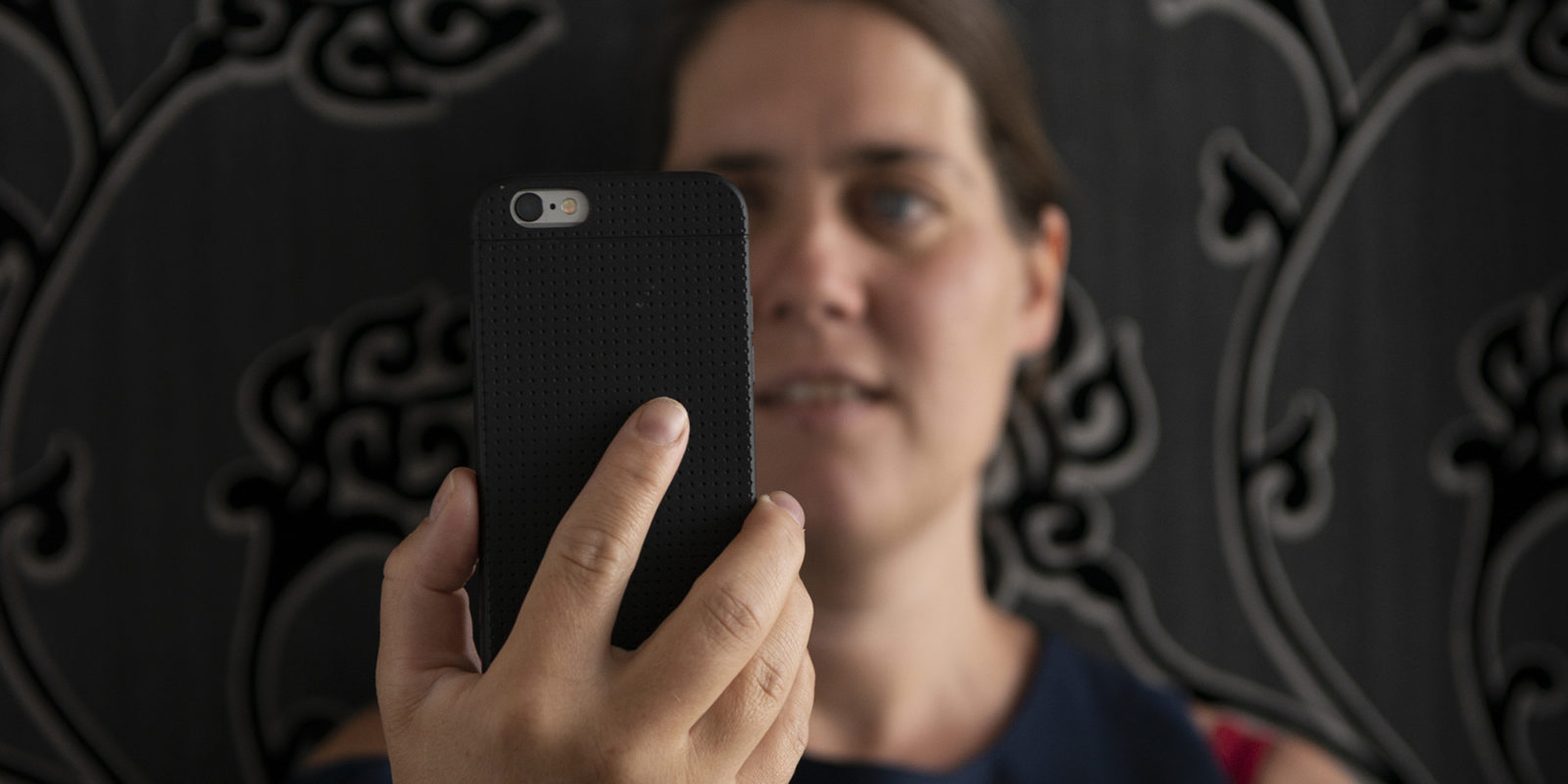 Моника Ван ден Аббель делает фотографии с помощью своего смартфона