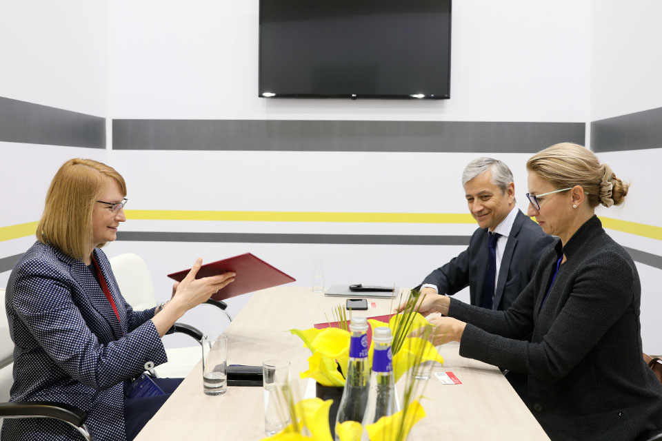 Генеральный директор розничной сети «Магнит» Ольга Наумова, Жан-Филипп Куртуа, исполнительный вице-президент Microsoft и президент по международным продажам, маркетингу и операционной деятельности, Кристина Тихонова, президент Microsoft в России подписывают соглашение о комплексной цифровизации сети с помощью новейших технологических разработок в рамках Петербургского международного экономического форума «Магнит» и Microsoft.