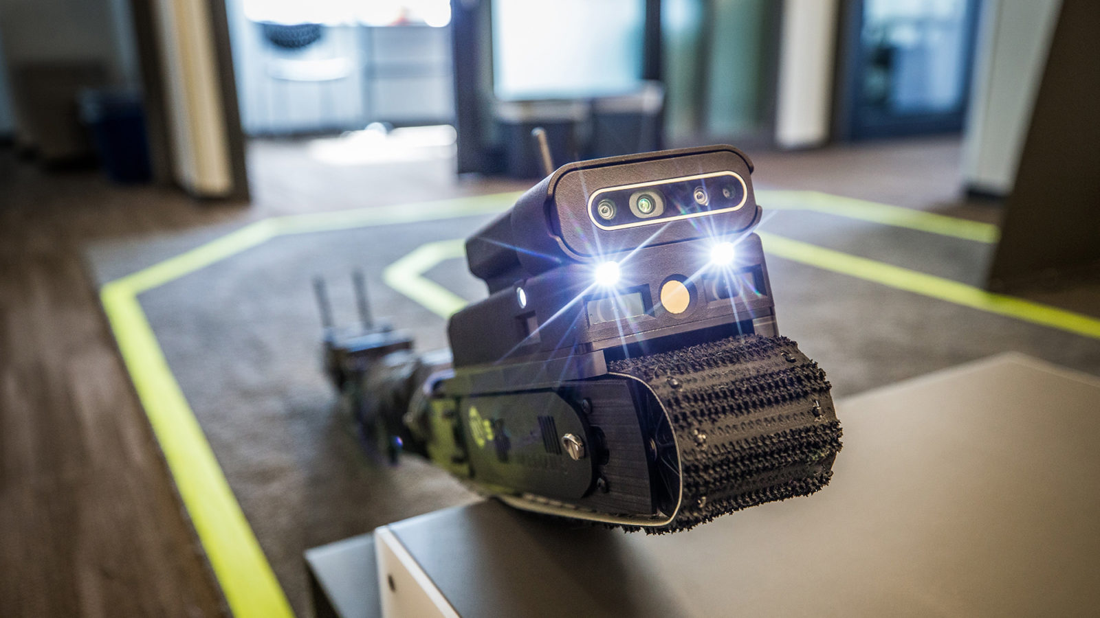 Заглавное фото: Экспериментальный вариант Sarcos Guardian S, робота визуального инспектирования для применения в условиях природных катастроф или мероприятий по контрольному осмотру в промышленном окружении. Он научился обходить препятствия и самостоятельно подниматься по ступенькам, используя платформу Microsoft для автономных систем. Фото Dan DeLong for Microsoft.