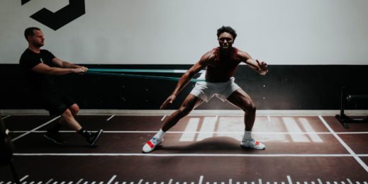 Стэнли Джонсон, форвард New Orleans Pelicans НБА, совершает боковые движения с эластичным бинтом в лаборатории Р3. (Все фото предоставлены Р3).