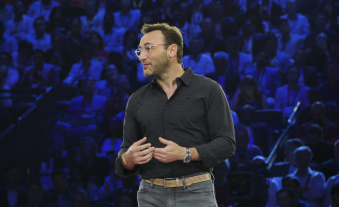 Саймон Синек, автор и мотивационный спикер, на сцене конференции Microsoft Inspire 2019