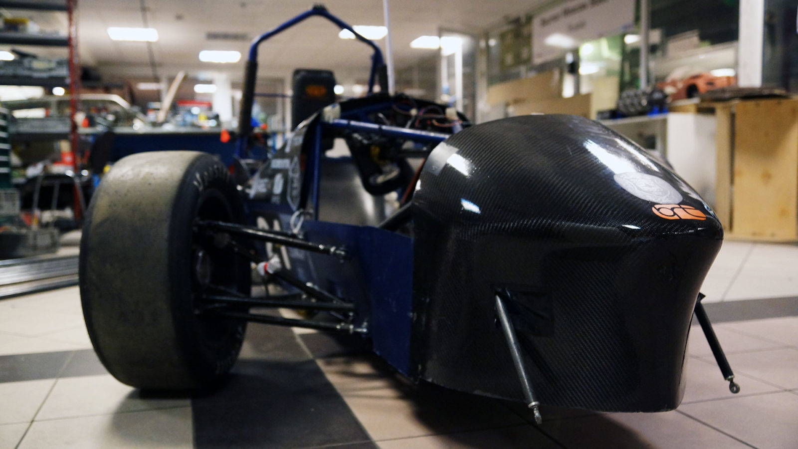 Болид в подвальной мастерской команды Bauman Racing Team