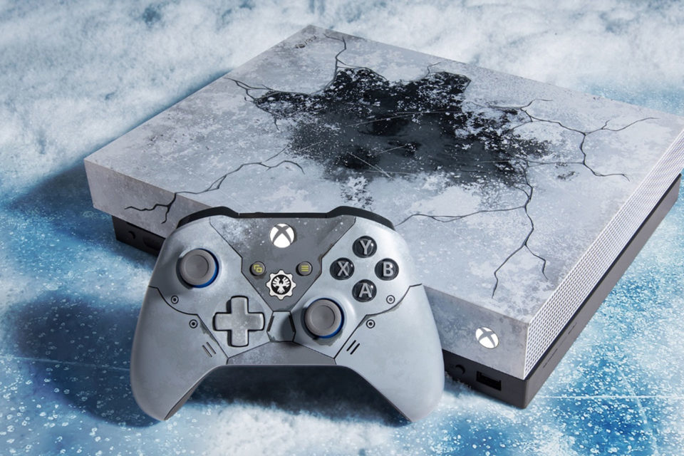 Консоль Xbox One и геймпад из ограниченной серии «Кейт Диаз»