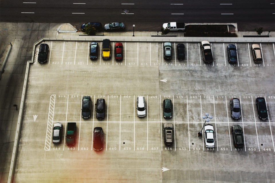 машины на парковке - вид сверху