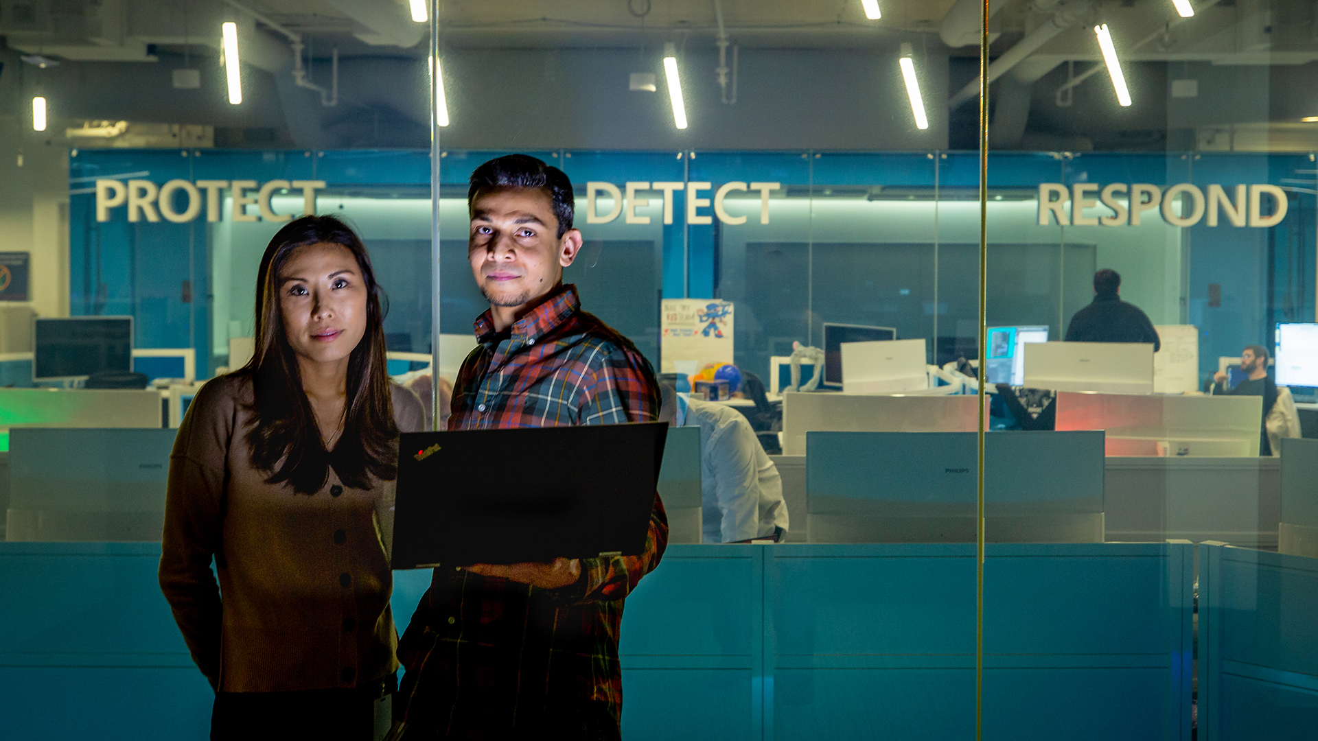 Эрин Мияке, старший программный менеджер Microsoft по внутренним угрозам (слева), и Талхах Мир, главный программный менеджер группы безопасности и соответствия Microsoft 365 (справа), сотрудничали со специалистами по безопасности, персоналу и соответствию из разных подразделений компании, чтобы разрабатывать решение Insider Risk Management. Фото: Скотт Эклунд / Red Box Pictures.