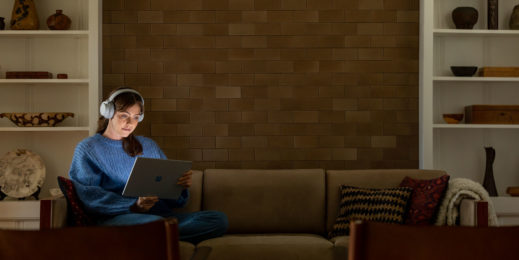 Девушка с ноутбуком