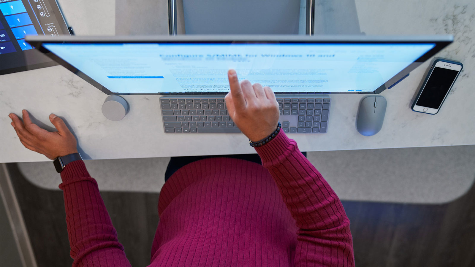 человек у монитора ... заглавная к теме безопасности