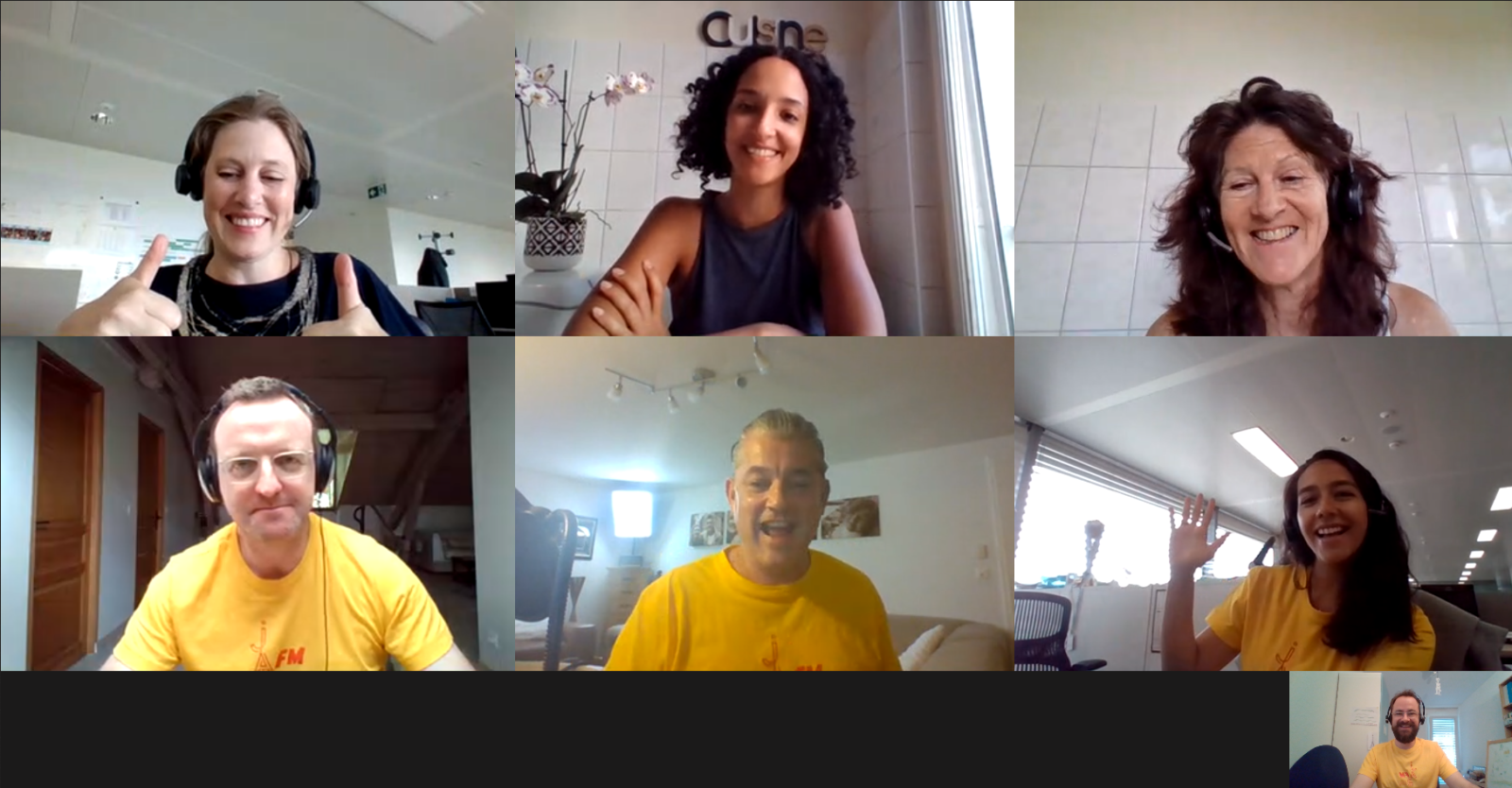 Заглавное фото: все члены команды Jab FM улыбаются во время недавнего эпизода утреннего шоу Барри и Энди.