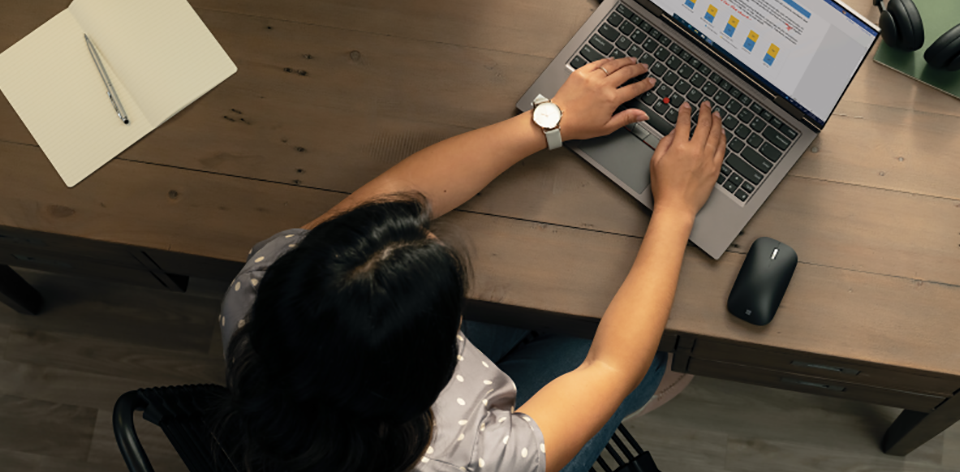 Вид сверху: женщина работает за ноутбуком