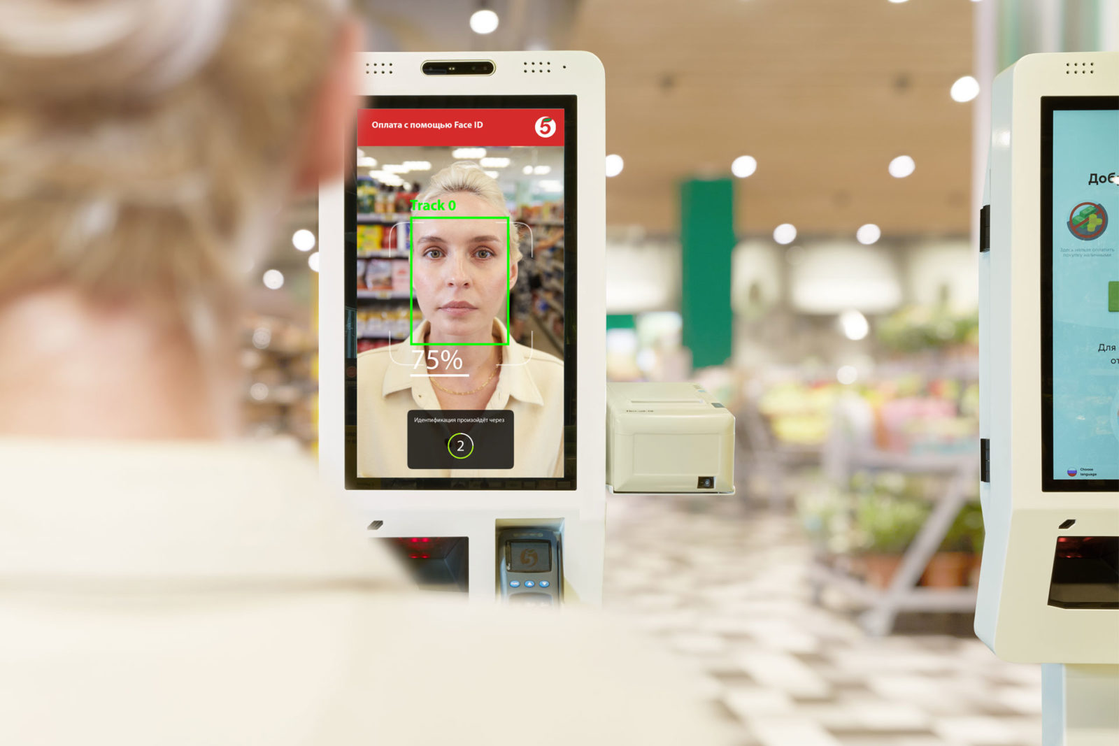 Клиентка магазина «Пятерочка» оплачивает покупку бесконтактным способом по FaceID