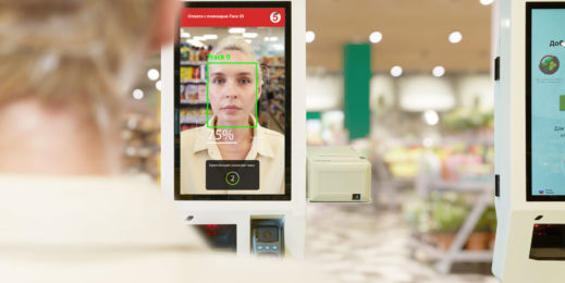 Клиентка магазина «Пятерочка» оплачивает покупку бесконтактным способом по FaceID