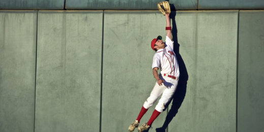 Фоо: бейсболист ловит мяч