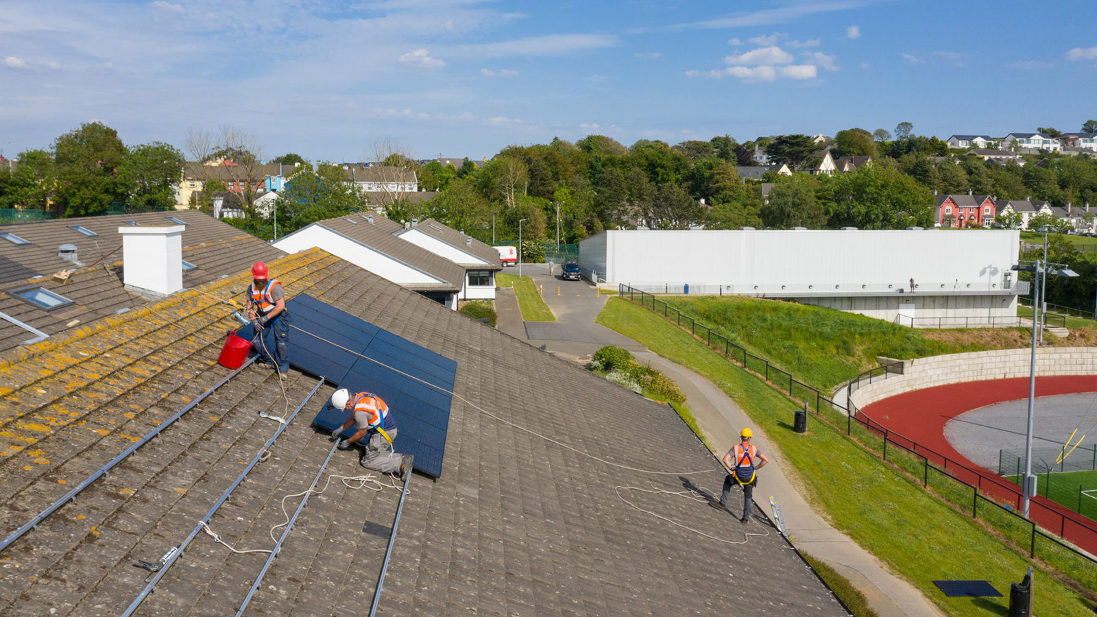 Заглавное изображение: сотрудники SSE Airtricity Дерек Конти (слева), Фрэнси Бёрн (посередине) и Райан Доран (справа) устанавливают солнечные батареи на крыше общественной школы в Кинсале (Ирландия). Установка является частью проекта, реализуемого совместно с компанией Microsoft, чтобы продемонстрировать возможность заключения соглашений о закупке распределенной электроэнергии. Фото Naoise Culhane.