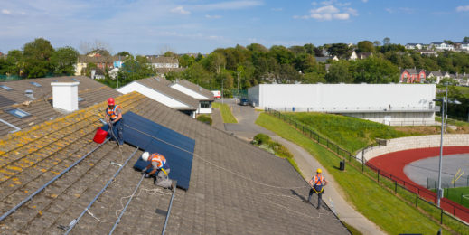 Заглавное изображение: сотрудники SSE Airtricity Дерек Конти (слева), Фрэнси Бёрн (посередине) и Райан Доран (справа) устанавливают солнечные батареи на крыше общественной школы в Кинсале (Ирландия). Установка является частью проекта, реализуемого совместно с компанией Microsoft, чтобы продемонстрировать возможность заключения соглашений о закупке распределенной электроэнергии. Фото Naoise Culhane.