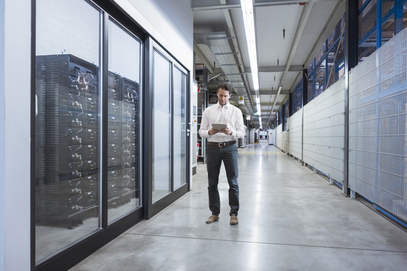 работник в ЦОД фото: Westend61/Getty Images.
