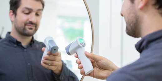 Мудчина у зеркала смотрит на пирометр