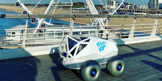 BeachBot на помосте на пляже Схевенинген