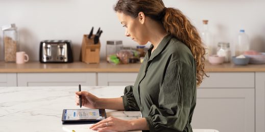 Верхнее фото: женщина, работающая из дома