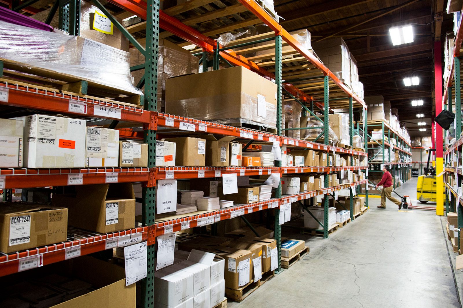 склад магазина с товаром