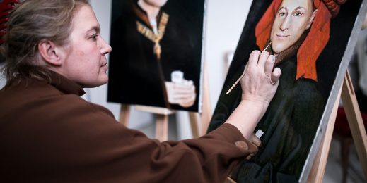 художник Ирина Поцелуева пишет портреты нескольких участников геймерского сообщества и блогеров по мотивам реальных полотен в технике старых мастеров