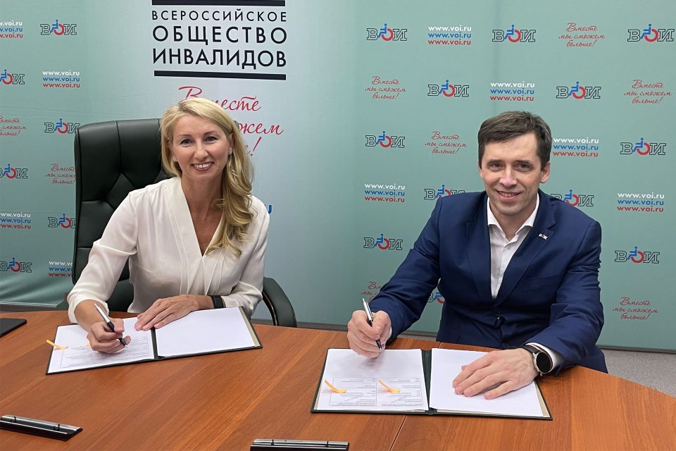 Кристина Тихонова, президент Microsoft в России, и Михаил Терентьев, Председатель Всероссийского общества инвалидов , на подписании меморандума о создании в России среды равных цифровых возможностей