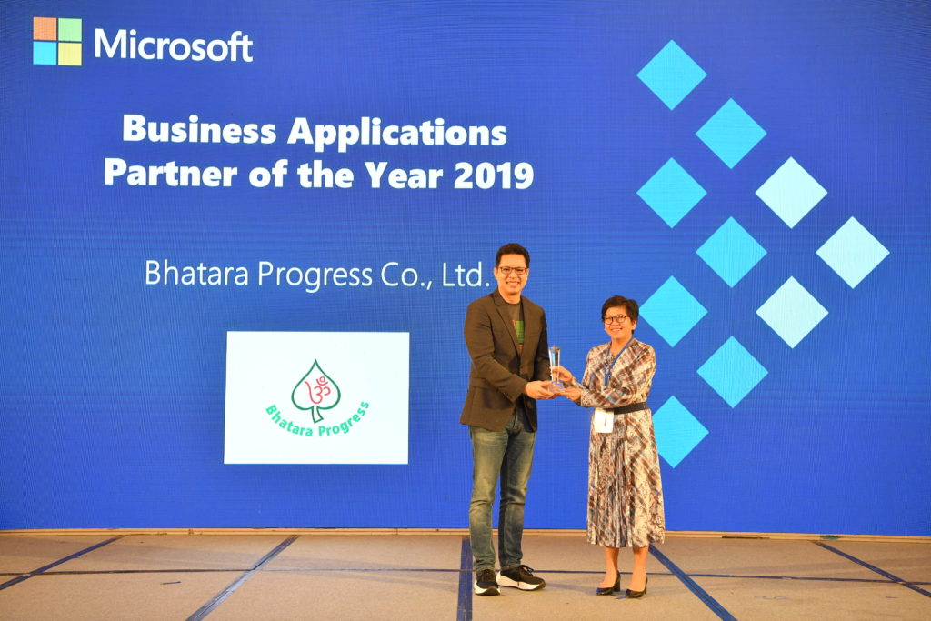 Executives in award presentation
