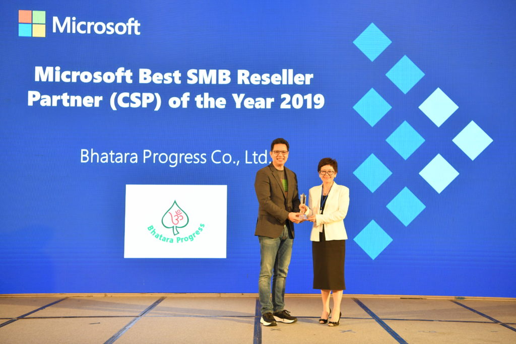 Executives in award presentation