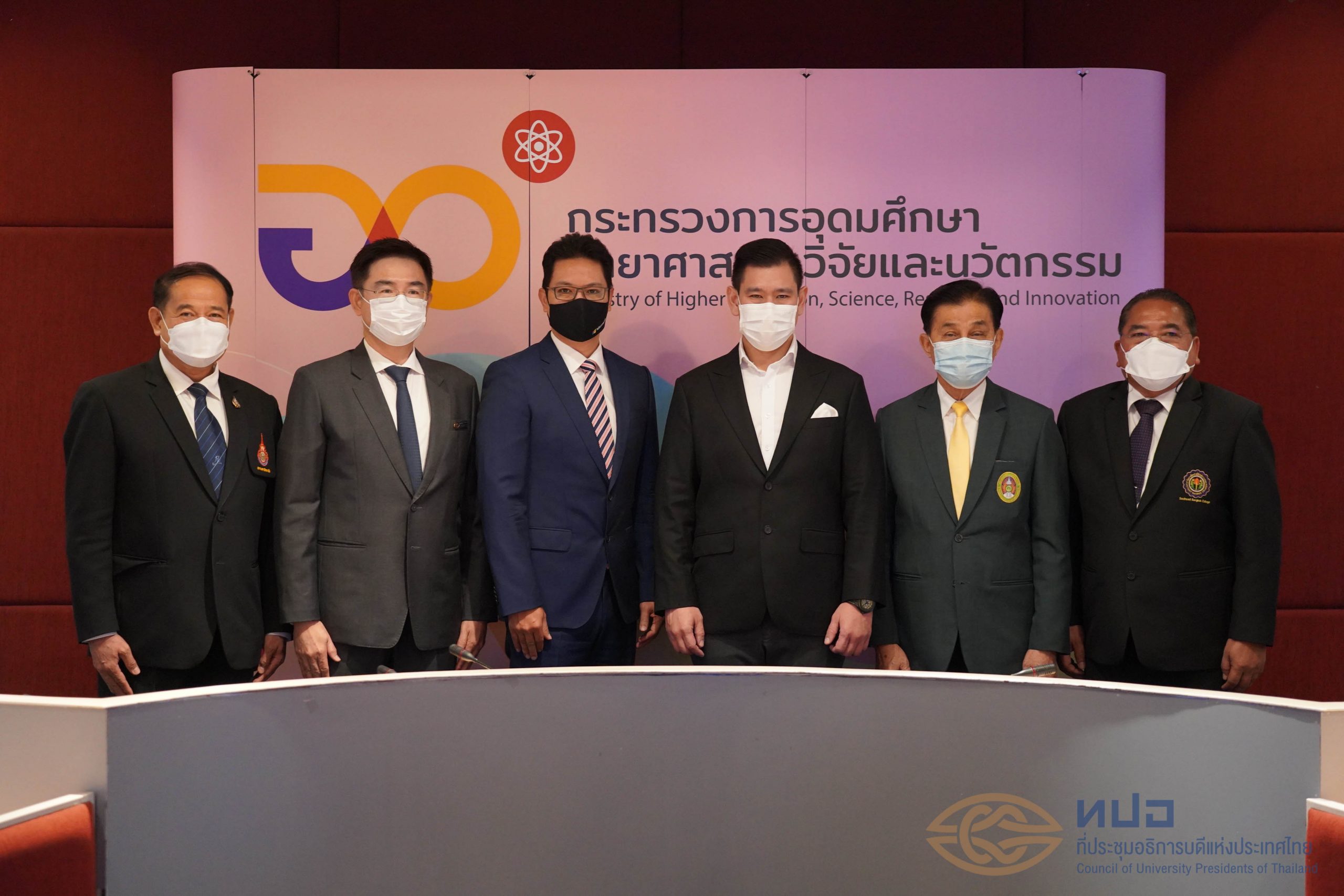 Microsoft and Ministry executives