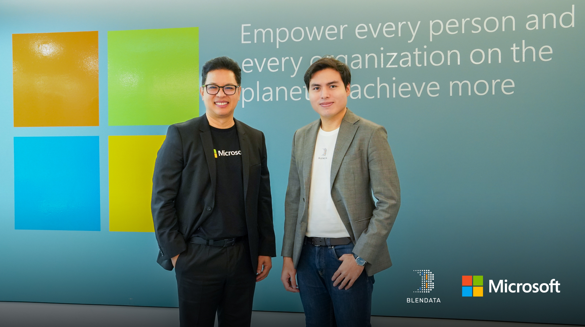 Blendata เปิดตัว Blendata Cloud บน Microsoft Azure Marketplace ยกระดับโซลูชัน Big Data ไทยสู่ระดับโลก จากรูป: นายณัฐนภัส รชตะวิวรรธน์ (ขวา) ประธานเจ้าหน้าที่บริหารและผู้ร่วมก่อตั้ง บริษัท เบลนเดต้า จำกัด ร่วมกับนายธนวัฒน์ สุธรรมพันธุ์ (ซ้าย) กรรมการผู้จัดการใหญ่ ไมโครซอฟท์ ประเทศไทย เปิดตัว Blendata Cloud บน Microsoft Azure Marketplace