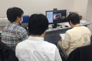 ダンクソフト社員にインタビューする若者たち1