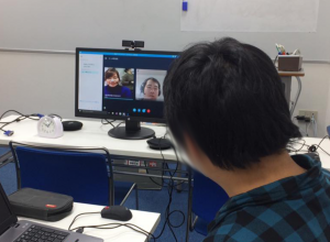 ダンクソフト社員にインタビューする若者たち2
