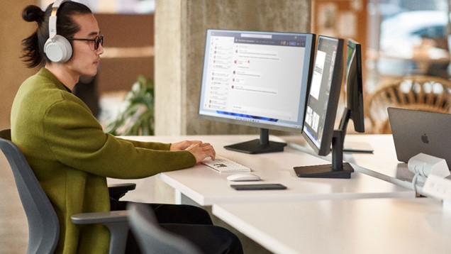 パソコンを使用している男性