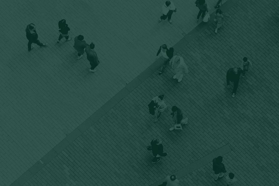 ギャップの縮小: 企業による誓約の実現に向けて