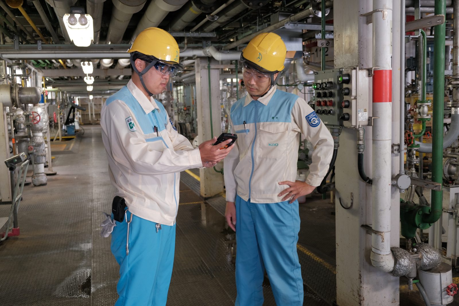 原材料を追跡・整理するための市民開発者向けアプリを操作する奥元立志氏 (左) と藤田直樹氏 (右)。(花王提供)