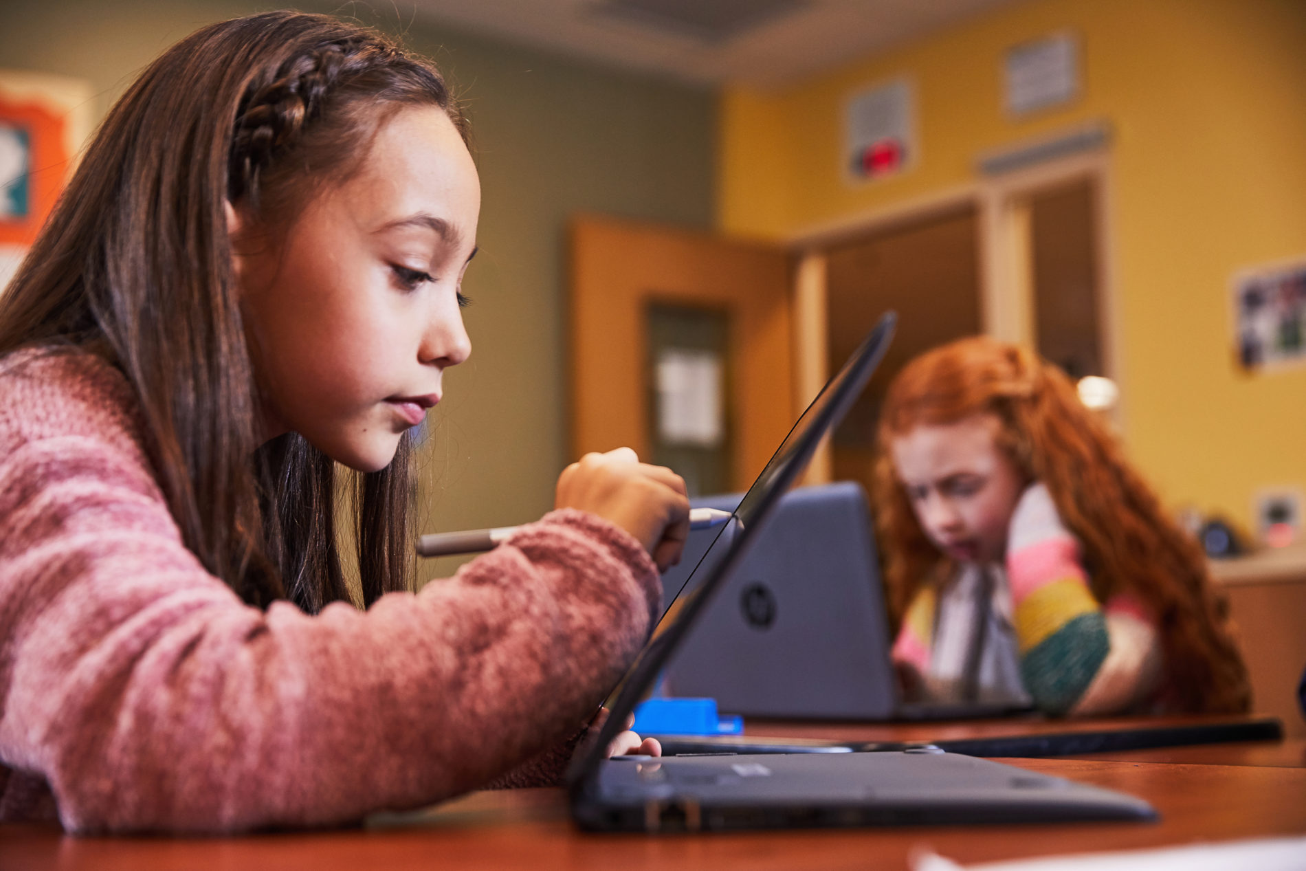 Řada dětí má v přátelích či kontaktech na sociálních sítích lidi, které nikdy v životě neviděla, ale přitom s nimi komunikují, pětina z nich dokonce i o osobních citlivých záležitostech.