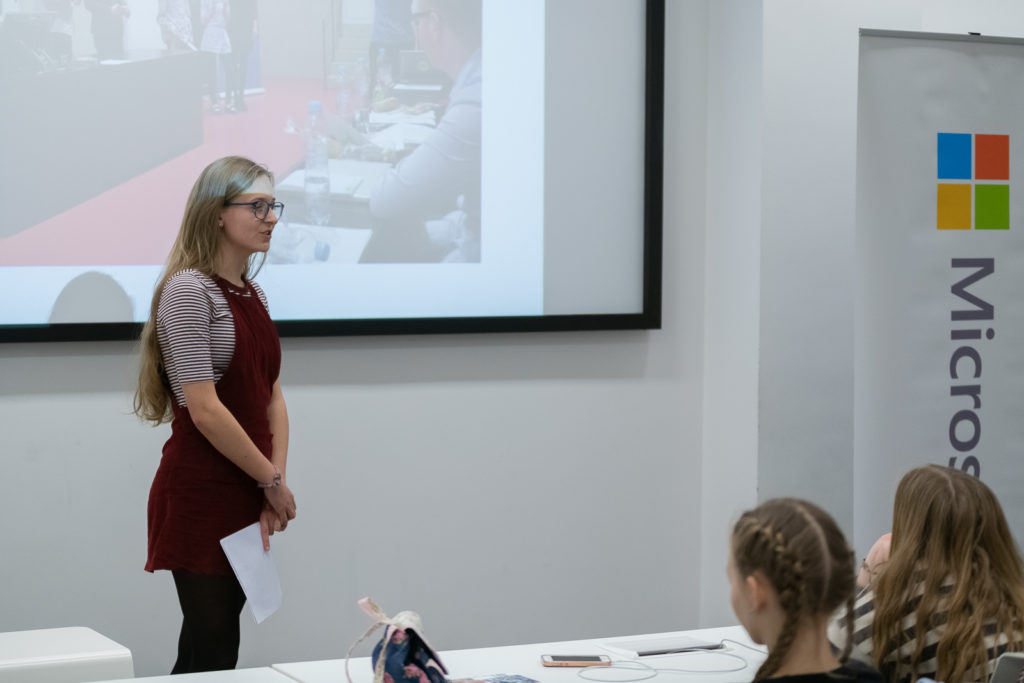 Maria šimůnková vypráví o svých zážitcích z letního kempu Microsoft Ai v řeckých Aténách. V šestnácti letech dokázala sama naprogramovat chatbota.