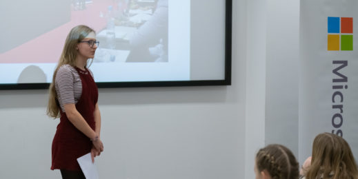 Maria šimůnková vypráví o svých zážitcích z letního kempu Microsoft Ai v řeckých Aténách. V šestnácti letech dokázala sama naprogramovat chatbota.