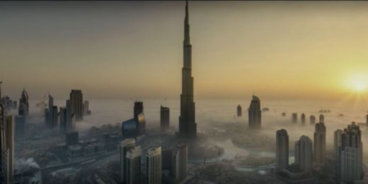 الفاصل الزمني لبرج خليفة المغطى في بحر من الضباب عند الفجر - مقاطع فيديو دبي ومقاطع الفيديو