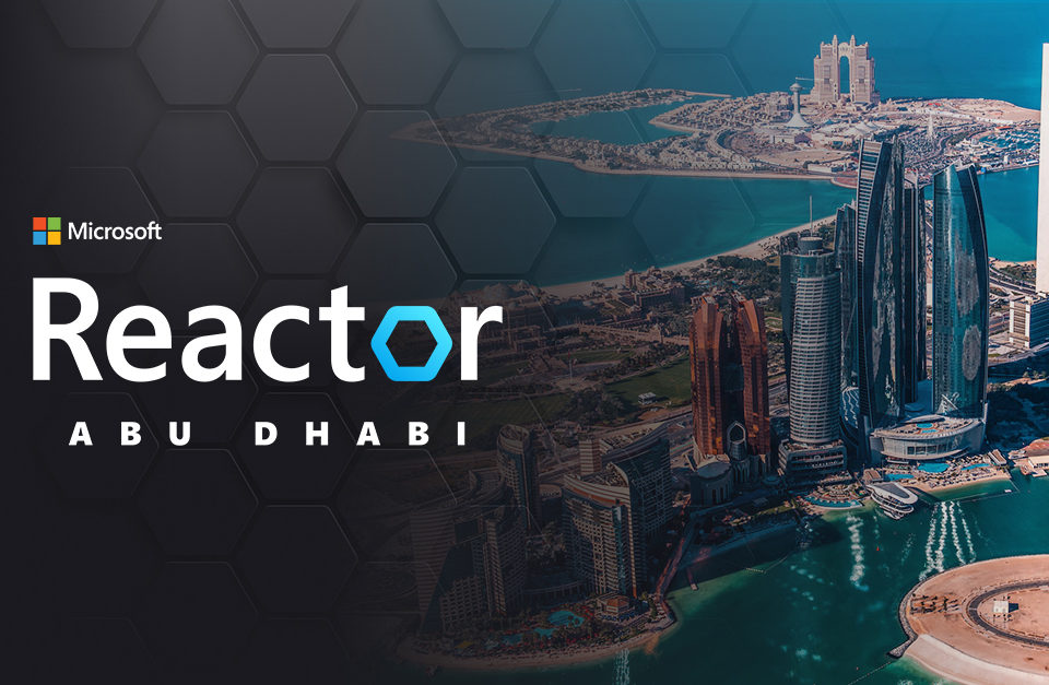 صورة لسماء الإمارات وشعار مركز مايكروسوفت Reactor