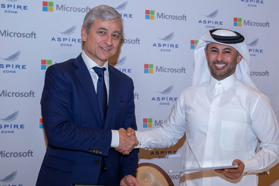 Spokespeople from Microsoft and Aspire Zone Foundation, صورة تجمع المتحدث الرسمي لمايكروسوفت والمتحدث الرسمي لـ أسباير زون