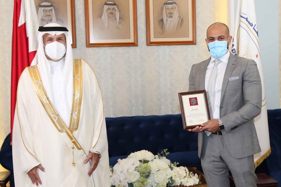 صورة تجمع بين الشيخ هشام بن عبد الرحمن آل خليفة محافظ محافظة العاصمة واسلام عامر المدير الإقليمي لمايكروسوفت البحرين