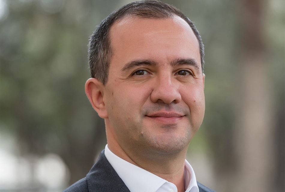 صورة لمتحدث رسمي