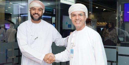 صورة لمصافحة بين ممثل من مايكروسوفت وممثل من شركة فيز فنتشرز