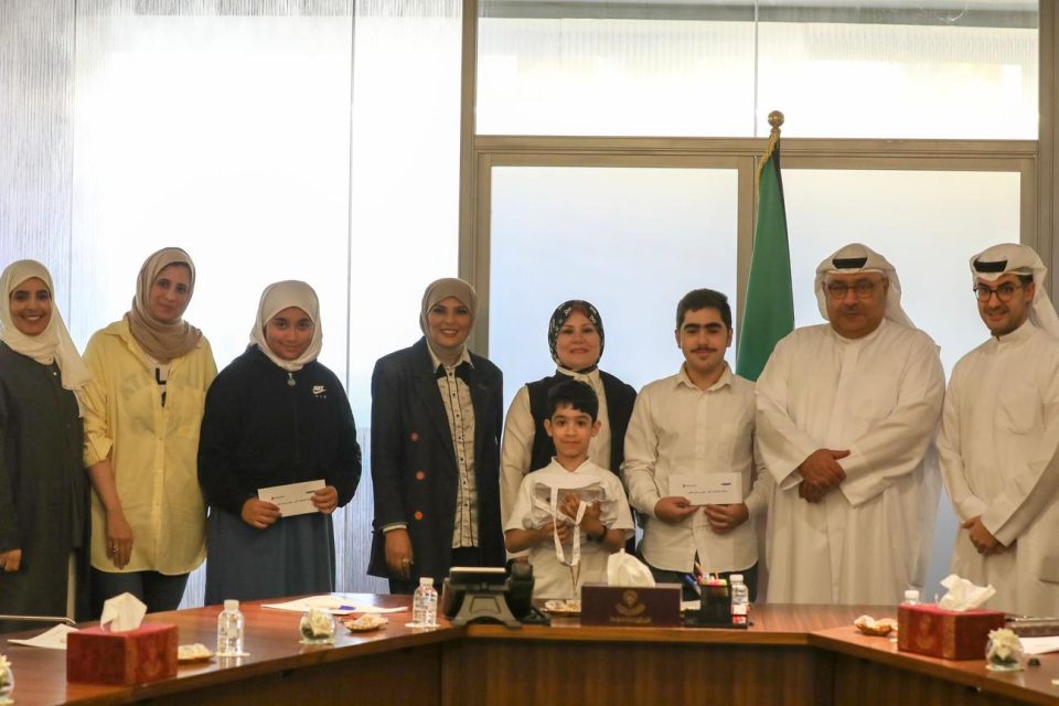 الطلبة الفائزون في المراكز الأولى مع الوكيل المساعد للتعليم العام الاستاذ أسامة السلطان