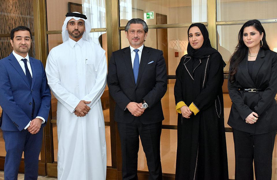 مايكروسوفت وساب وممثلين عن العملاء خلال حفل إطلاق رايز وذ اس ايه بي على منصة أزور قطر