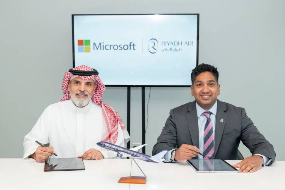 آدم بوقديدة، المدير المالي لدى طيران الرياض وتركي باضريس، رئيس القطاع العام والمدير العام بالإنابة في مايكروسوفت العربية خلال توقيع الاتفاية