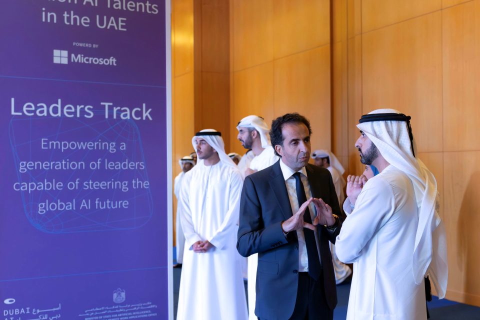 سمو الشيخ حمدان بن محمد بن راشد آل مكتوم، ولي عهد دبي ونعيم يزبك، المدير العام لمايكروسوفت الإمارات يتباحثان جهود مايكروسوفت الداعمة لمبادرة مليون موهبة في الذكاء الاصطناعي