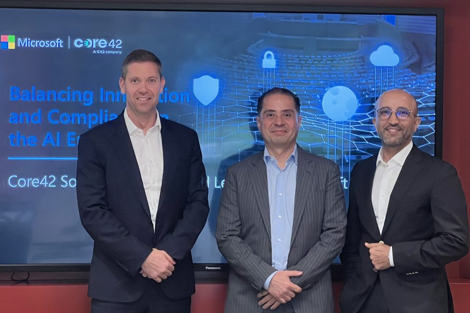 (من اليسار إلى اليمين) - أدريان هوبز، الرئيس التنفيذي للشؤون التكنولوجية في Core42؛ شريف توفيق، رئيس شؤون الشراكات الخاصة بالذكاء الاصطناعي والسحابة السيادية لدى مايكروسوفت؛ ومحمد عدنان رتمي، نائب الرئيس، السحابة العامة السيادية في Core42